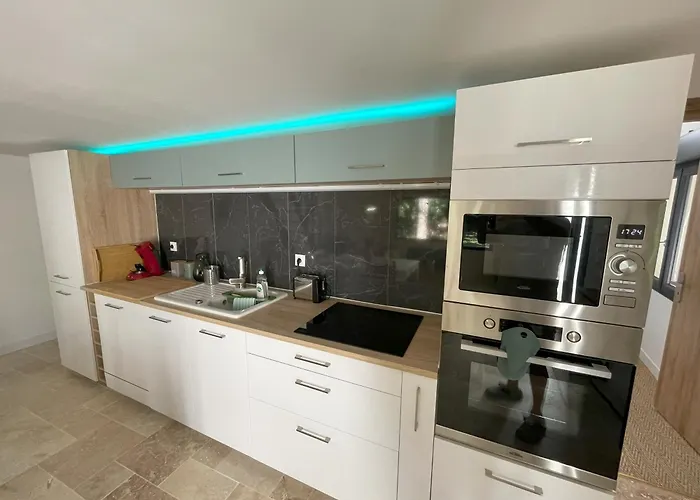 Vakantiehuis Grange Renovee, Jardin Prive Et Piscine Partagee Poussan